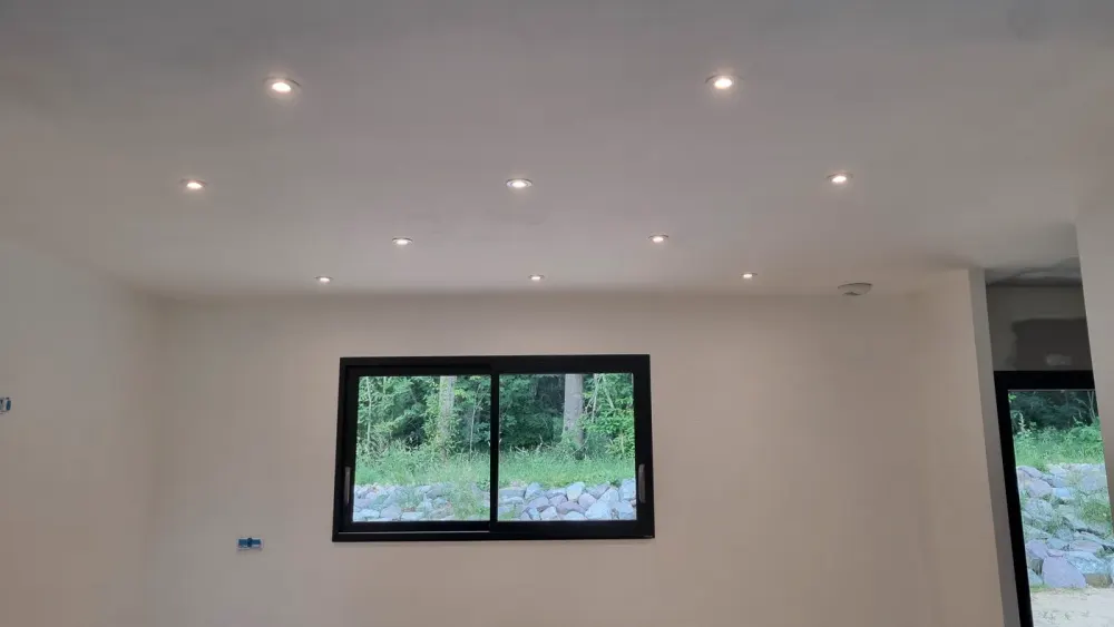 Éclairage par spots encastrés au plafond, réalisation CM’Elec